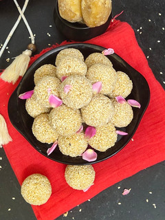 गुड़ और तिल के लड्डू (Gud aur til ke laddu recipe in Hindi) रेसिपी मुख्य फोटो