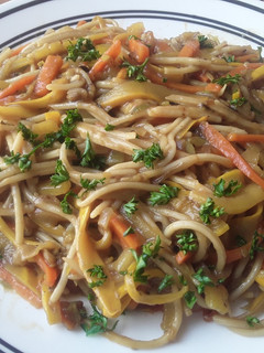 Una foto de Yaki-espaguetti a mi estilo con salsa yakisoba casera...🤔