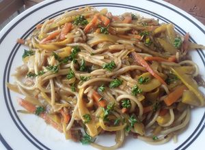 Una foto de Yaki-espaguetti a mi estilo con salsa yakisoba casera...🤔