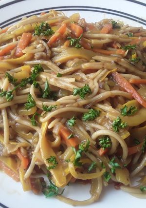 Una foto de Yaki-espaguetti a mi estilo con salsa yakisoba casera...🤔