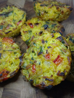Una foto de Muffins de arroz y verduras