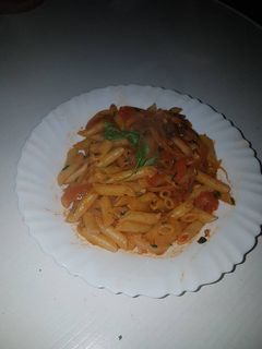 Una foto de Pasta con cebolla y tomate