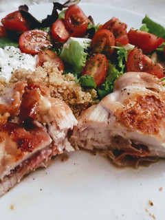 Una foto de Pechuga de pollo rellena