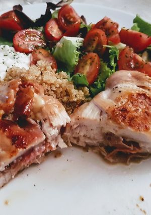 Una foto de Pechuga de pollo rellena