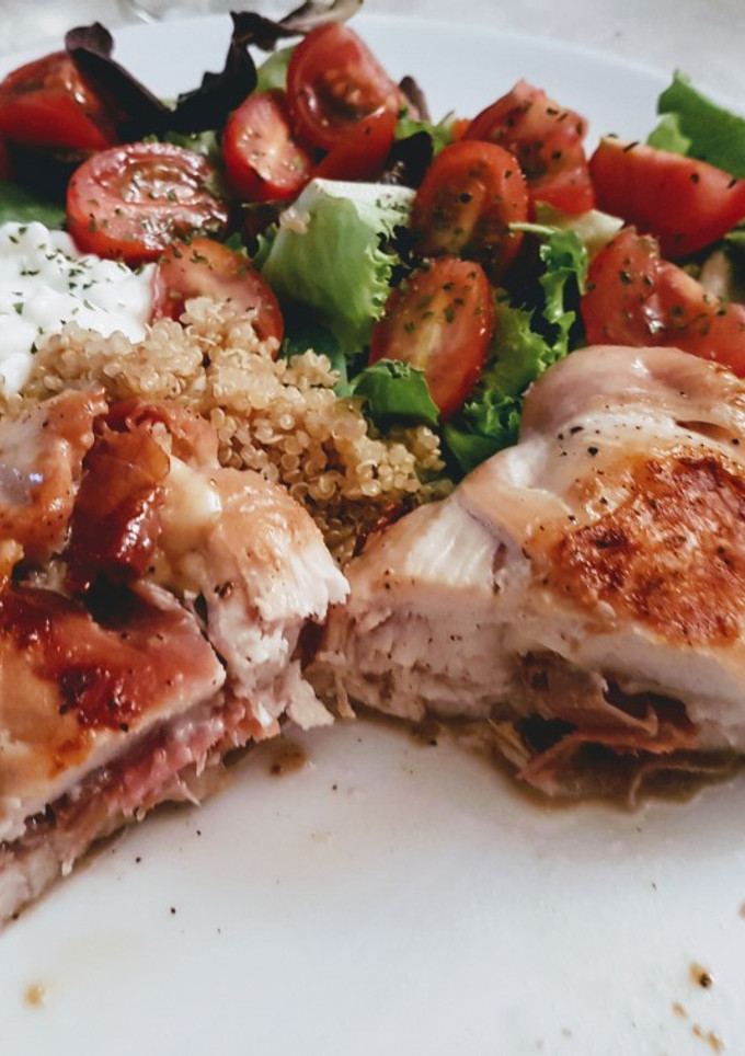 Una foto de Pechuga de pollo rellena