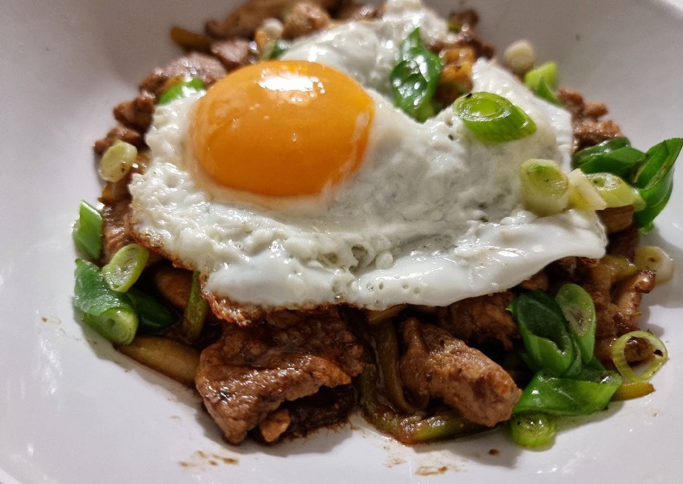 Fideos de calabacín salteados con setas, carne y huevo