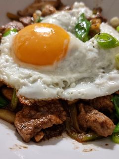Una foto de Fideos de calabacín salteados con setas, carne y huevo