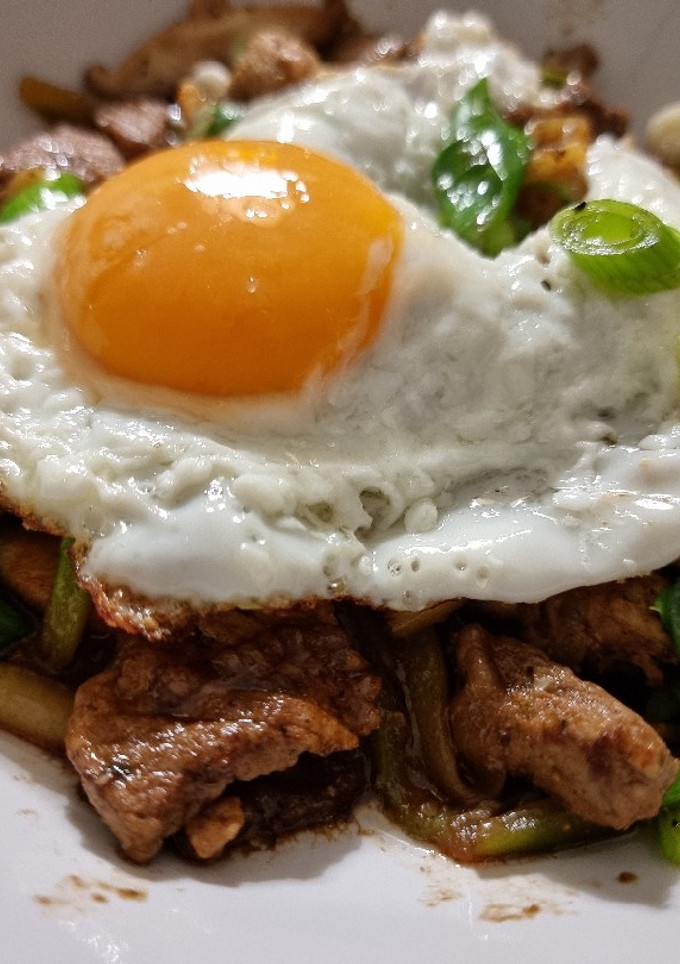 Una foto de Fideos de calabacín salteados con setas, carne y huevo