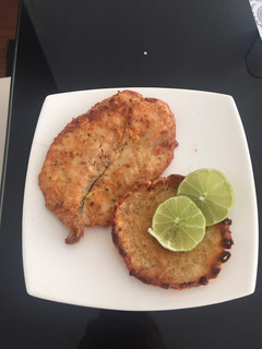 Una foto de Filete de pescado apanado con queso parmesano y orégano