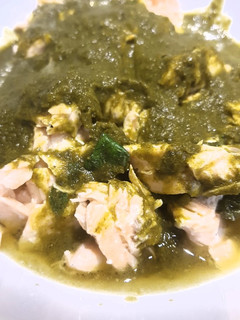 Una foto de Salmón escalfado con crema de espinacas al coco