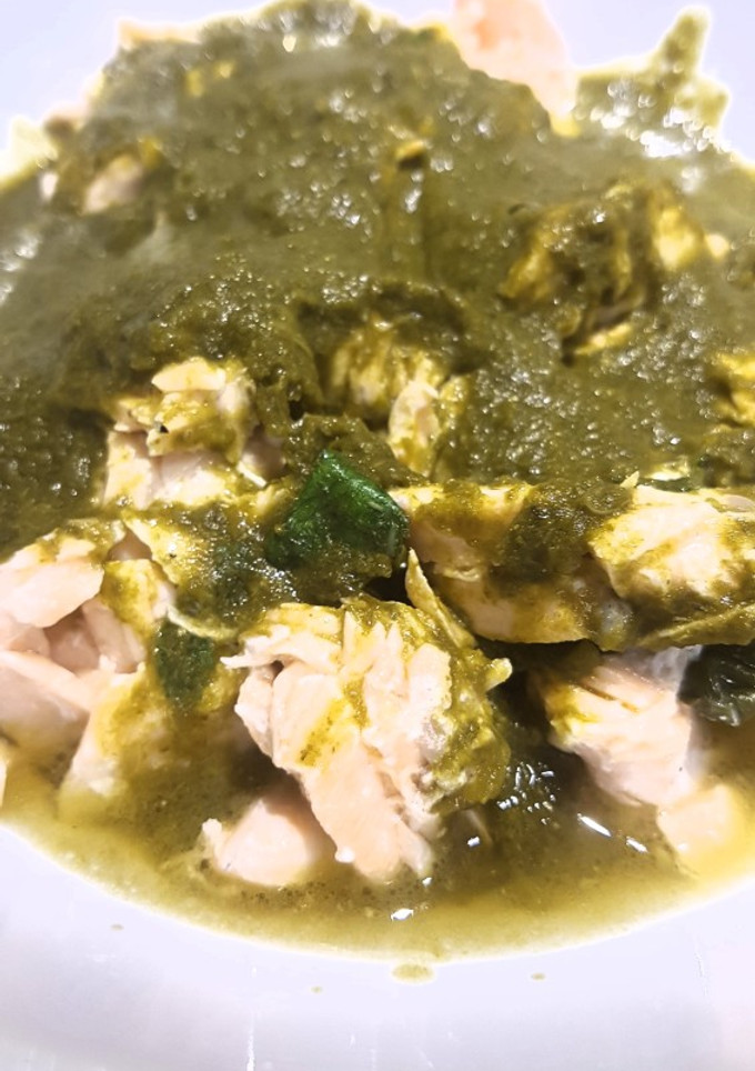 Una foto de Salmón escalfado con crema de espinacas al coco