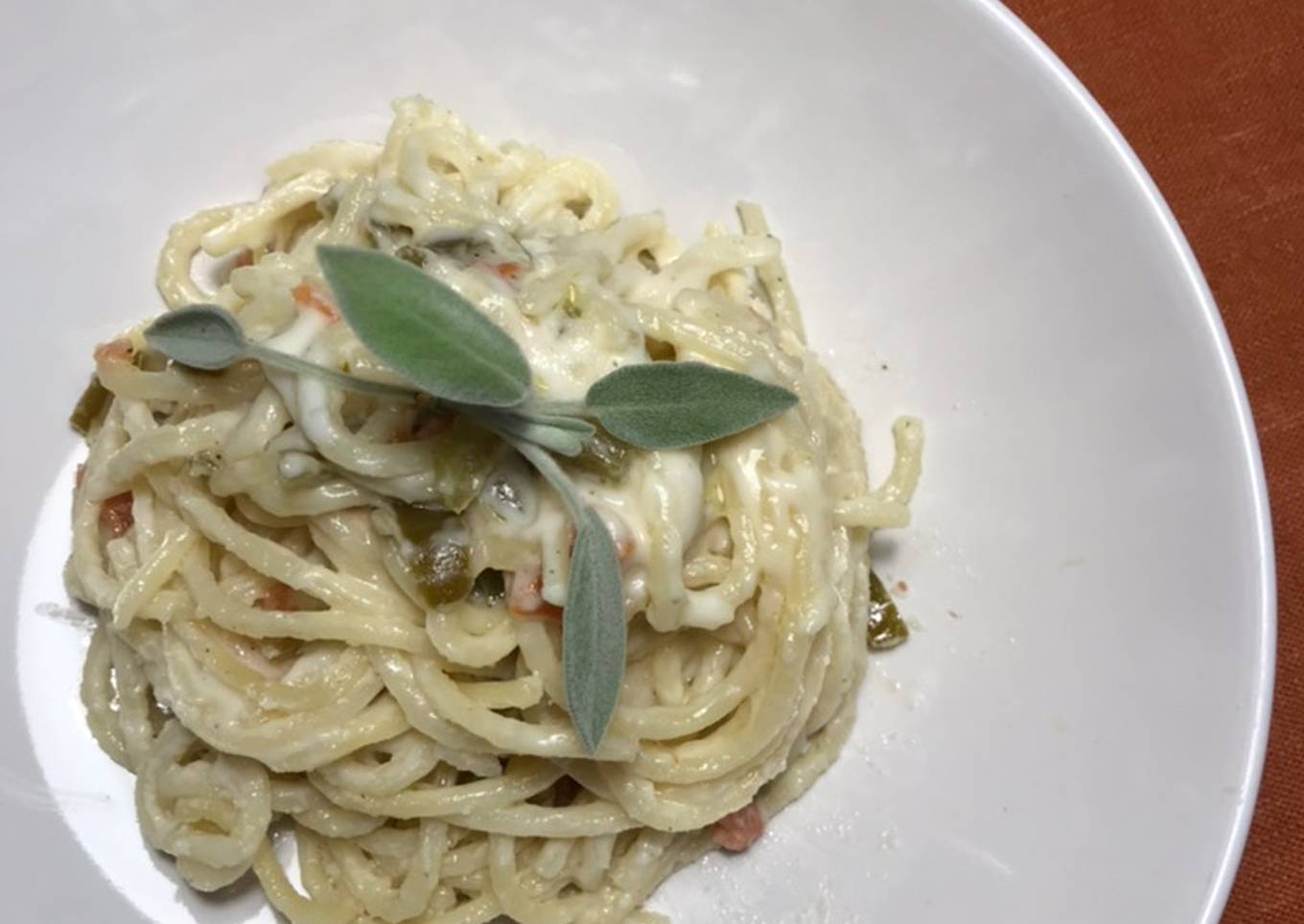 Spaghetti con salsa de queso scamorza