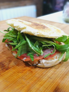 Una foto de Mollete de jamón, rúcula y queso brie