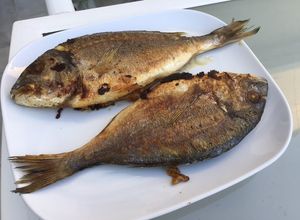 Une photo de Dorades royales farcies citron vert et épices