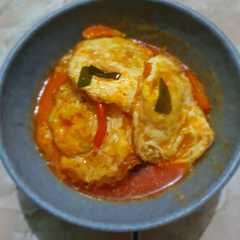 รูปของ Telur ceplok kuah santan pedas