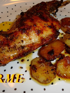 Una foto de Conejo asado con patatas al pimentón