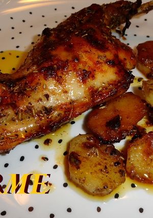 Una foto de Conejo asado con patatas al pimentón