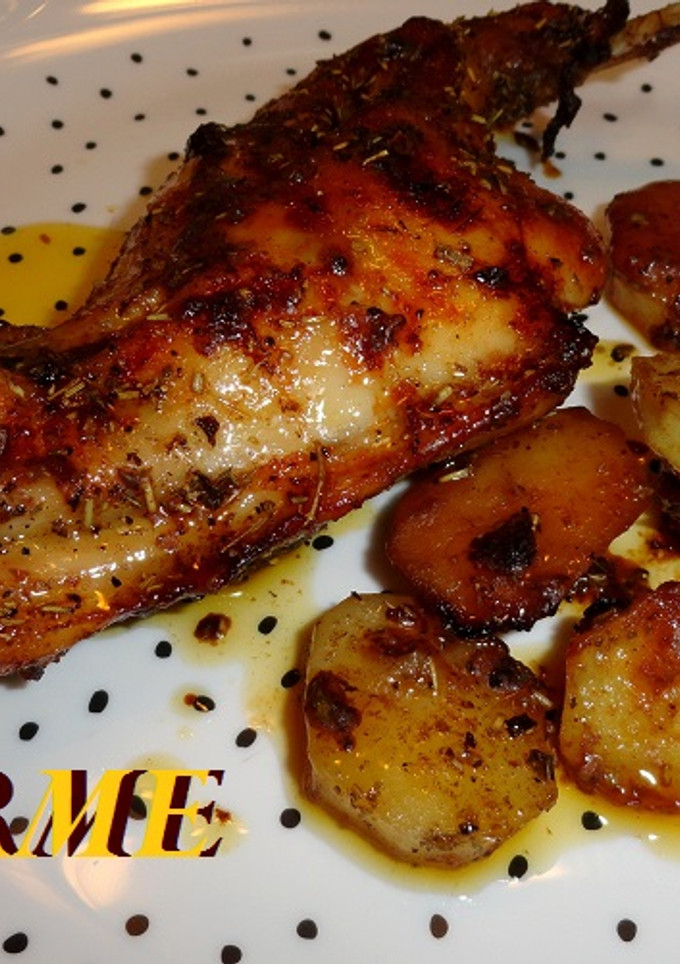 Una foto de Conejo asado con patatas al pimentón