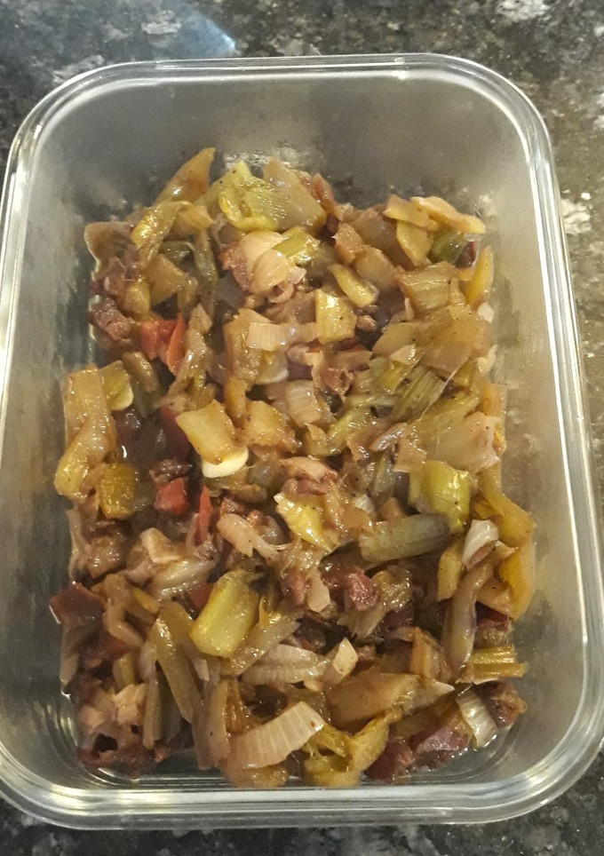 Una foto de Troncos de acelgas con cebolla y jamón serrano