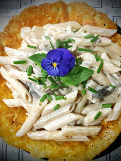 Una foto de Pasta integral con salsa de setas, nata de soja y plato de Queso
