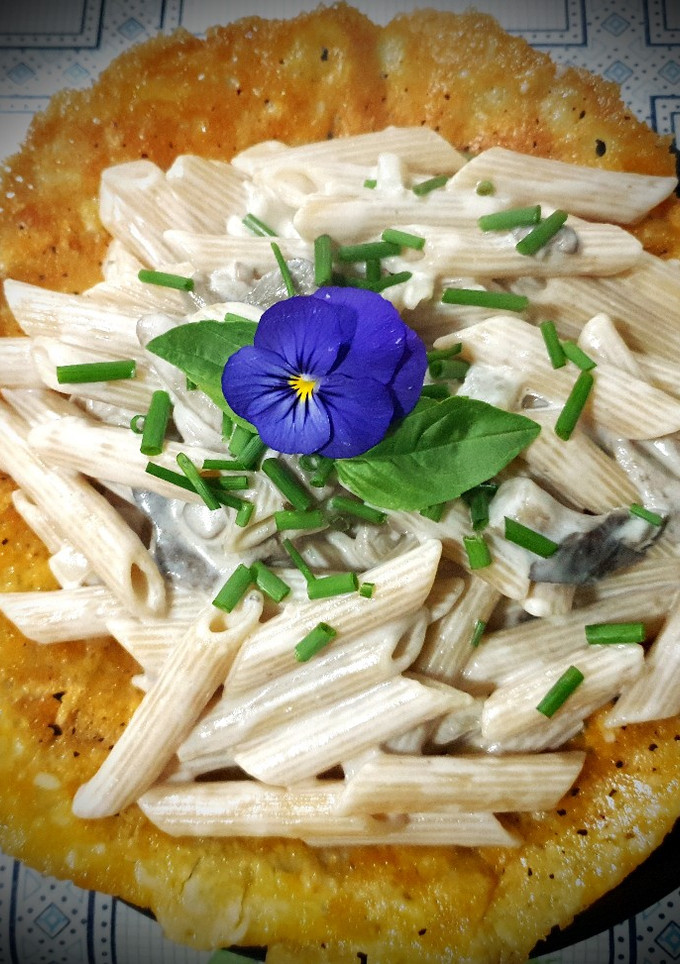 Una foto de Pasta integral con salsa de setas, nata de soja y plato de Queso