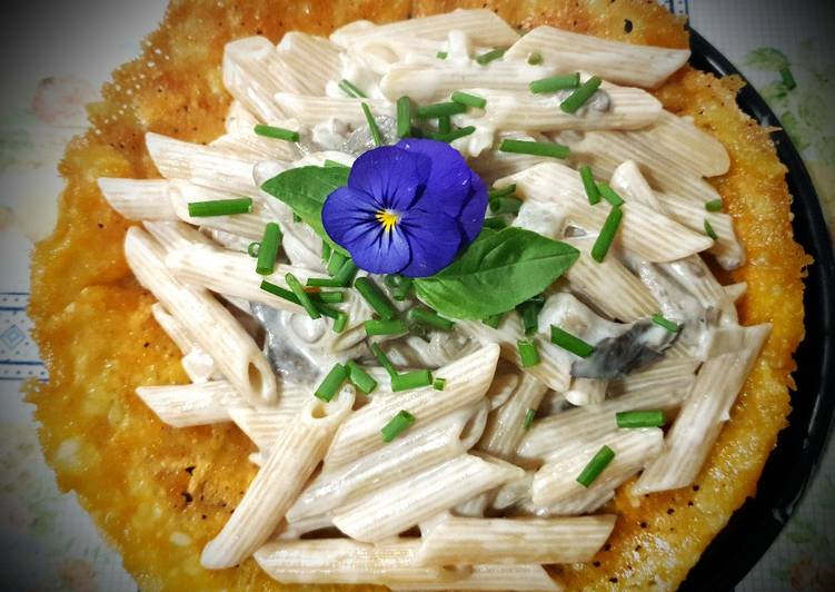 Pasta integral con salsa de setas, nata de soja y plato de Queso