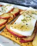 Cracker de manzana caramelizada con especias griegas y queso fresco