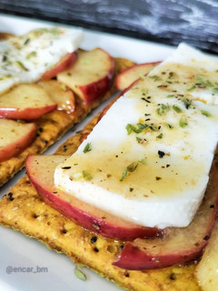 Una foto de Cracker de manzana caramelizada con especias griegas y queso fresco