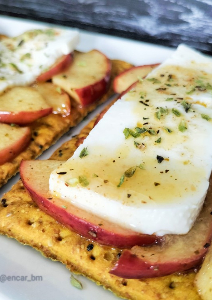 Una foto de Cracker de manzana caramelizada con especias griegas y queso fresco