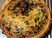 Una foto de quiche de pollo y espinaca
