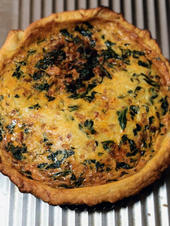 Una foto de Quiche de espinacas y pollo y chorizo