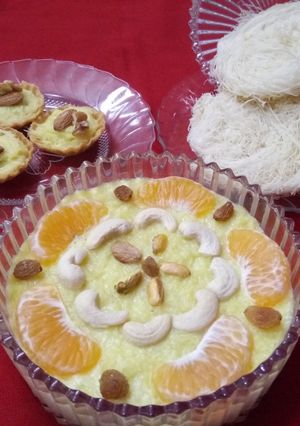 A picture of Kesar feniya tarts/pudding.