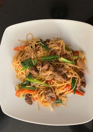 Una foto de Tallarín saltado con fideo chino