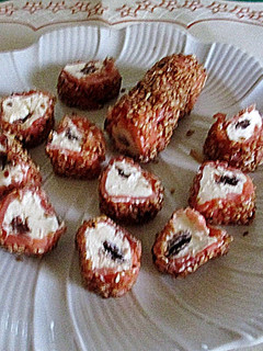 Una foto de Mini rulos de salmón ahumado rellenos