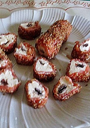 Una foto de Mini rulos de salmón ahumado  rellenos
