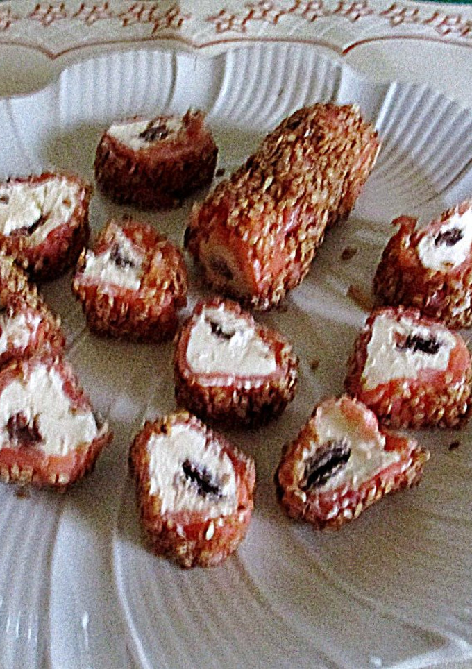 Una foto de Mini rulos de salmón ahumado  rellenos