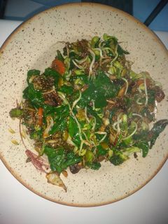 Una foto de Verduras con brotes de mungo en salsa de soja