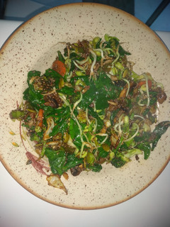 Una foto de Verduras con brotes de mungo en salsa de soja