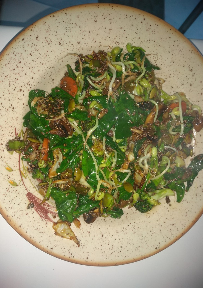Una foto de Verduras con brotes de mungo en salsa de soja