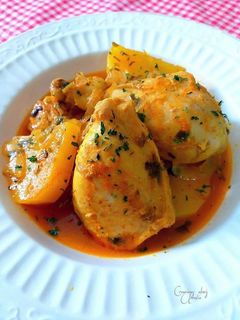 Una foto de Pollo estofado con patatas en salsa básica