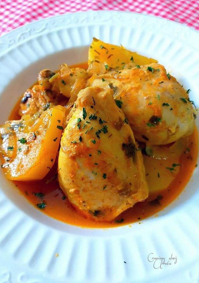 Una foto de Pollo estofado con patatas en salsa básica