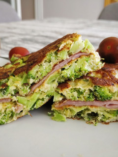 Una foto de Tortilla de Brócoli rellena de Jamón cocido