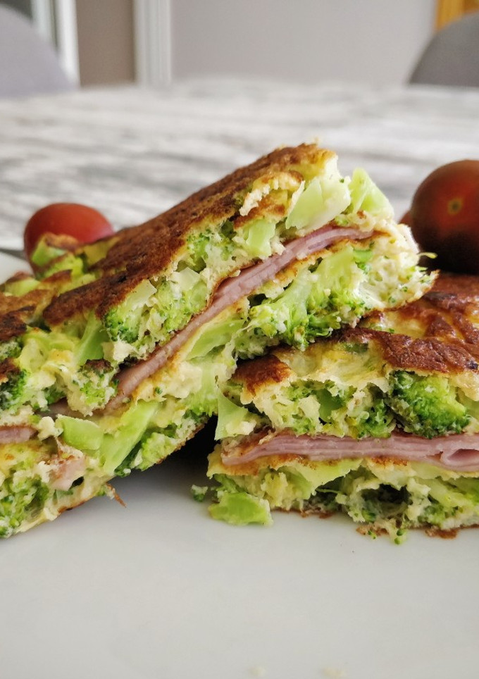 Una foto de Tortilla de Brócoli rellena de Jamón cocido