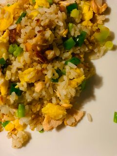 鮭魚蛋炒飯~剩菜再製食記 的食譜成品照片