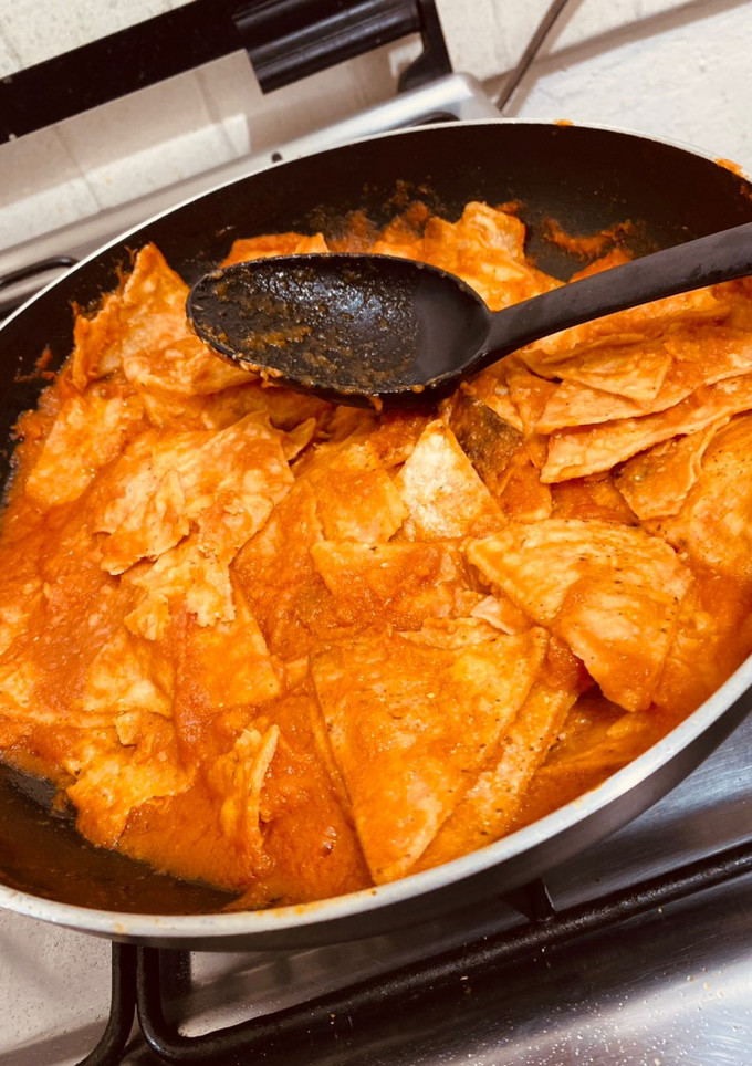 Una foto de Chilaquiles rojos