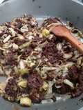 Revuelto de morcilla con puerro pochado