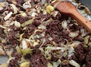 Una foto de Revuelto de morcilla con puerro pochado