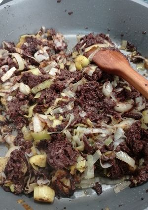 Foto principal de Revuelto de morcilla con puerro pochado