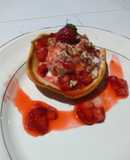 Helado de nuez y vainilla con masa tulip y coulis de fresa