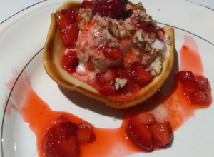 Una foto de Helado de nuez y vainilla con masa tulip y coulis de fresa